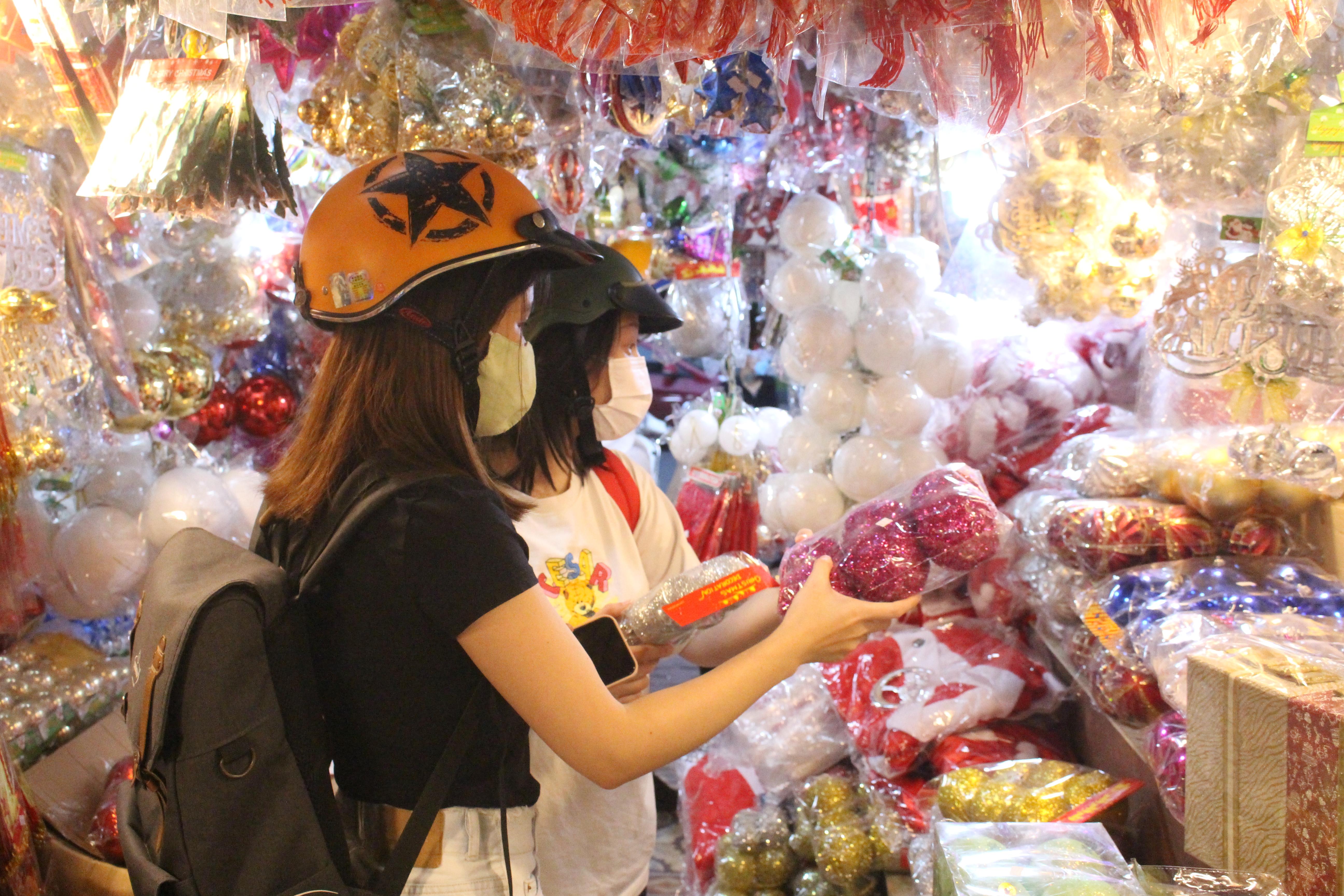 Rộn ràng mua sắm tại khu chợ Giáng sinh lớn nhất TP.HCM