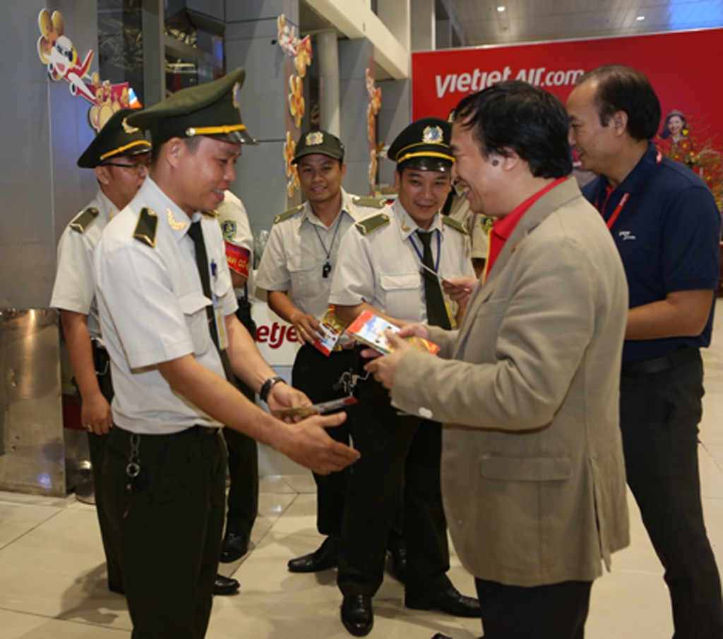 Lãnh đạo Hãng hàng không Vietjet thị sát công tác của các đơn vị cùng phối hợp phục vụ khách