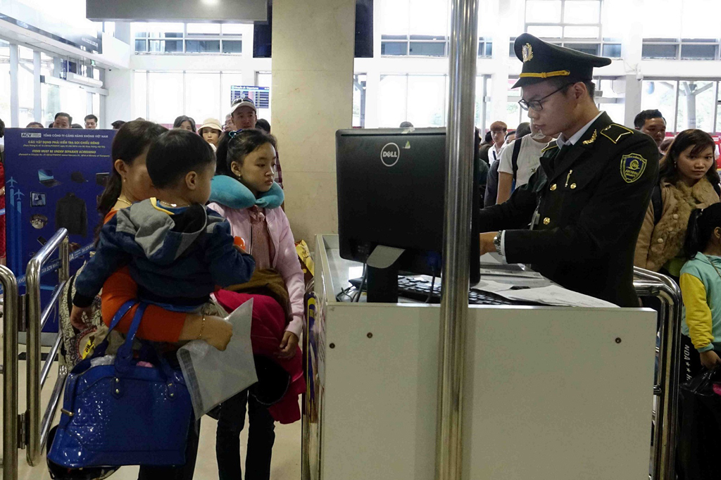 Hành khách kiểm tra an ninh trước chuyến bay