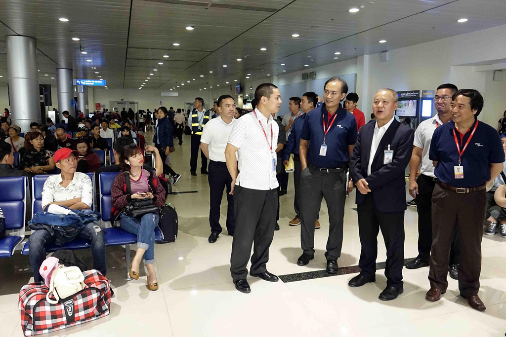 Phó cục trưởng Cục Hàng không Việt Nam Võ Huy Cường kiểm tra công tác phục vụ tại sân bay Tân Sơn Nhất chiều 28 Tết