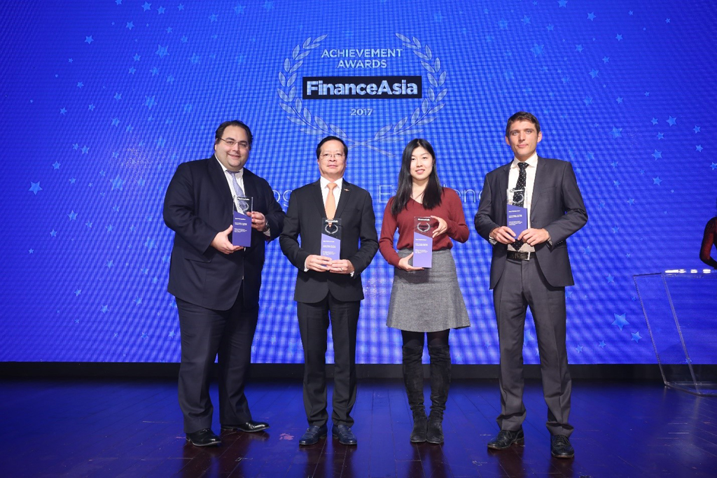 Đại diện Vietjet nhận giải thưởng Thương vụ IPO thành công nhất Việt Nam 2017 do Finance Asia bầu chọn