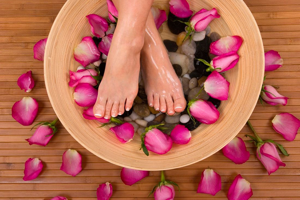 Lọ muối ngâm chân hoa hồng giúp bạn có những giờ phút thư giãn thoải mái 