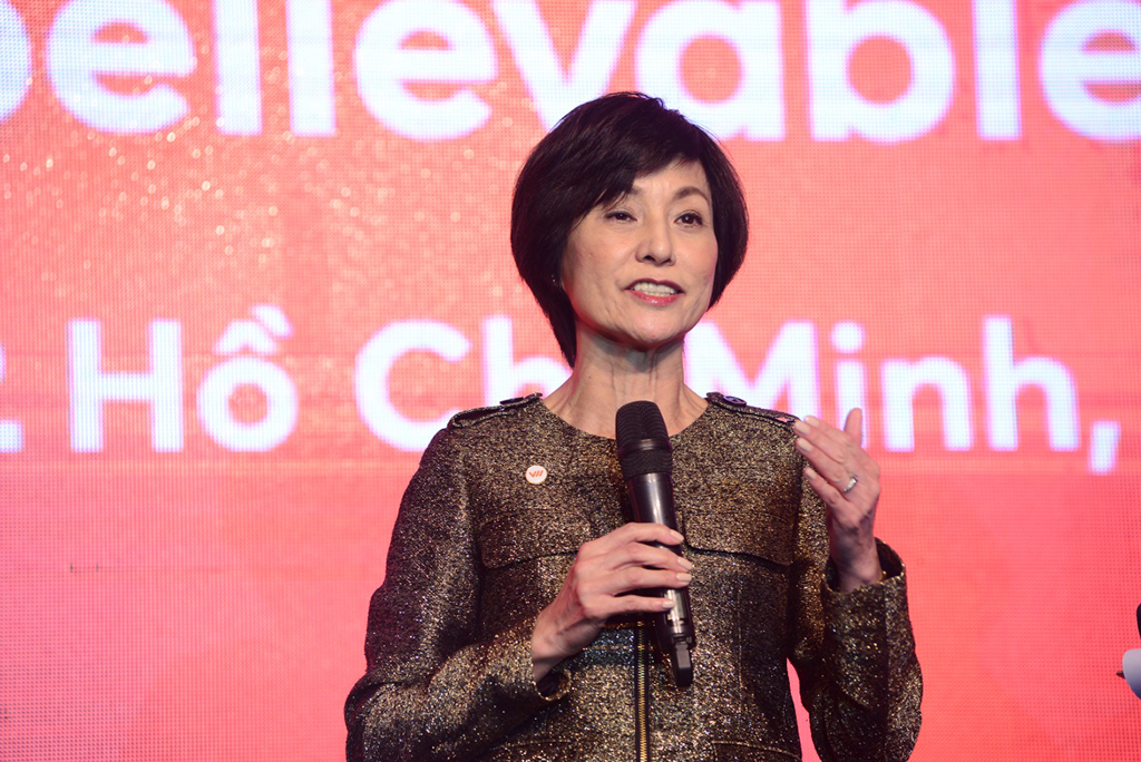 Bà Elizabette Fong, Tổng giám đốc Vietnamobile giới thiệu về Thánh SIM