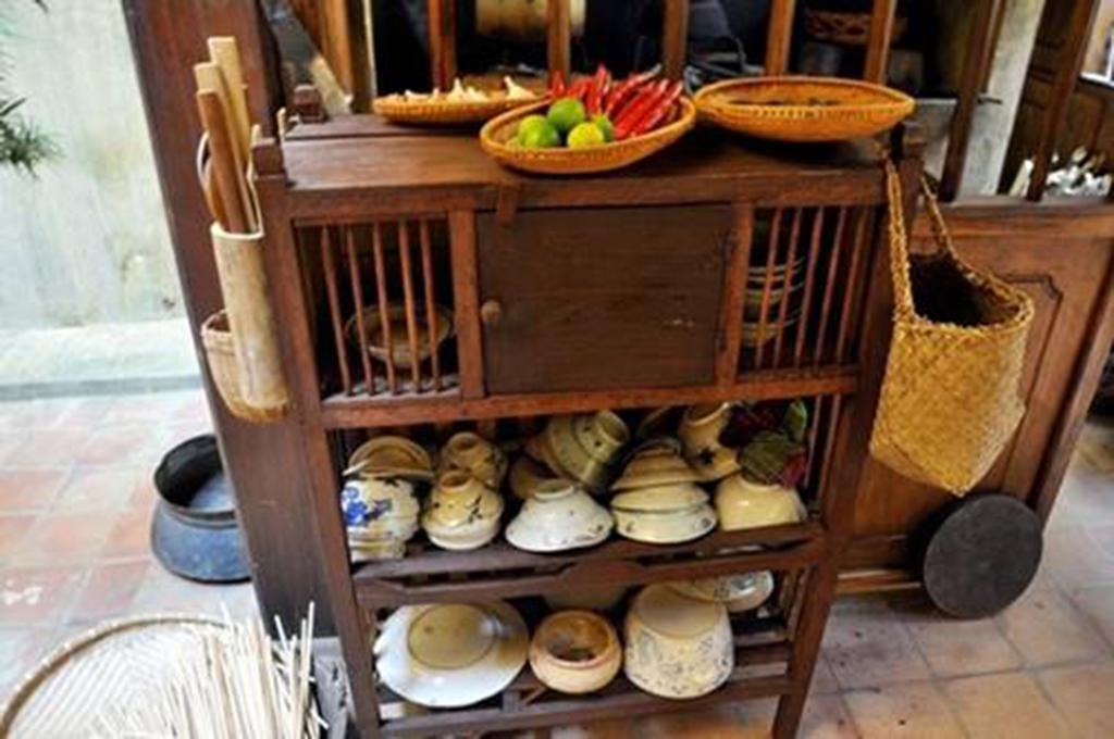 Ở gian bếp ngày xưa, thức ăn được bảo quản, cất giữ trong các ngăn chạn có nắp, do đó mà mùi thức ăn luôn lưu lại trong bếp