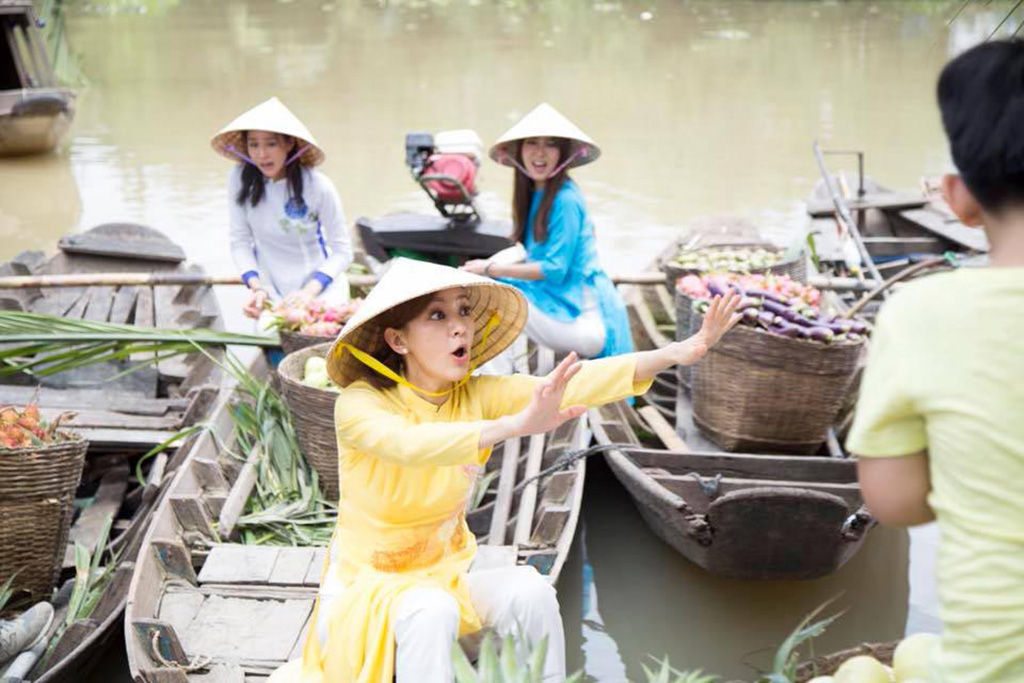 Dàn diễn viên đình đám châu Á hào hứng mặc áo dài và diễn xuất trên chợ nước nổi của Việt Nam