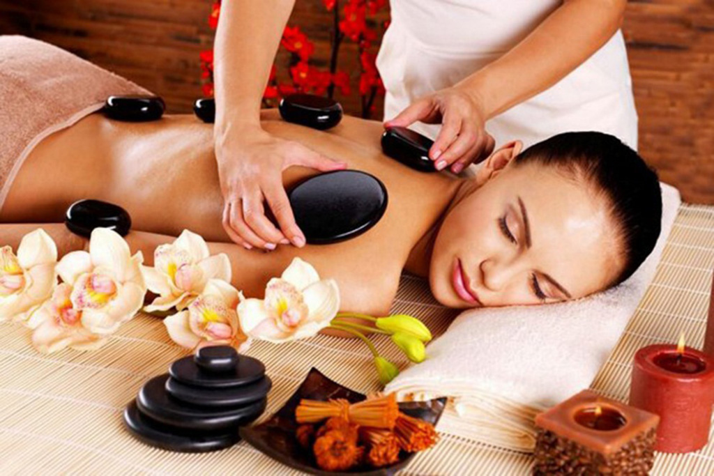 Liệu trình chăm sóc da với đá nóng massage