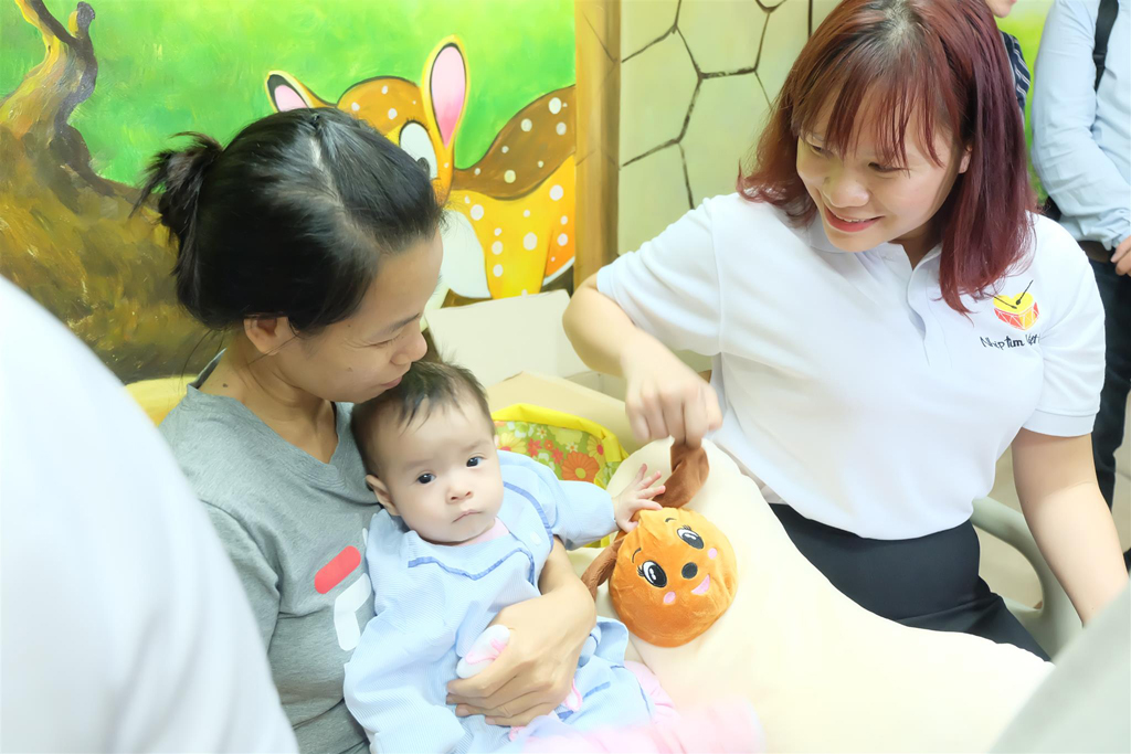 Ngày 21.3 Công ty Gamuda Land đã đến thăm bé Diệp Nhi cùng các bé khác trong đợt phẫu thuật tháng 3 tại Bệnh viện ĐH Y Dược TP.HCM