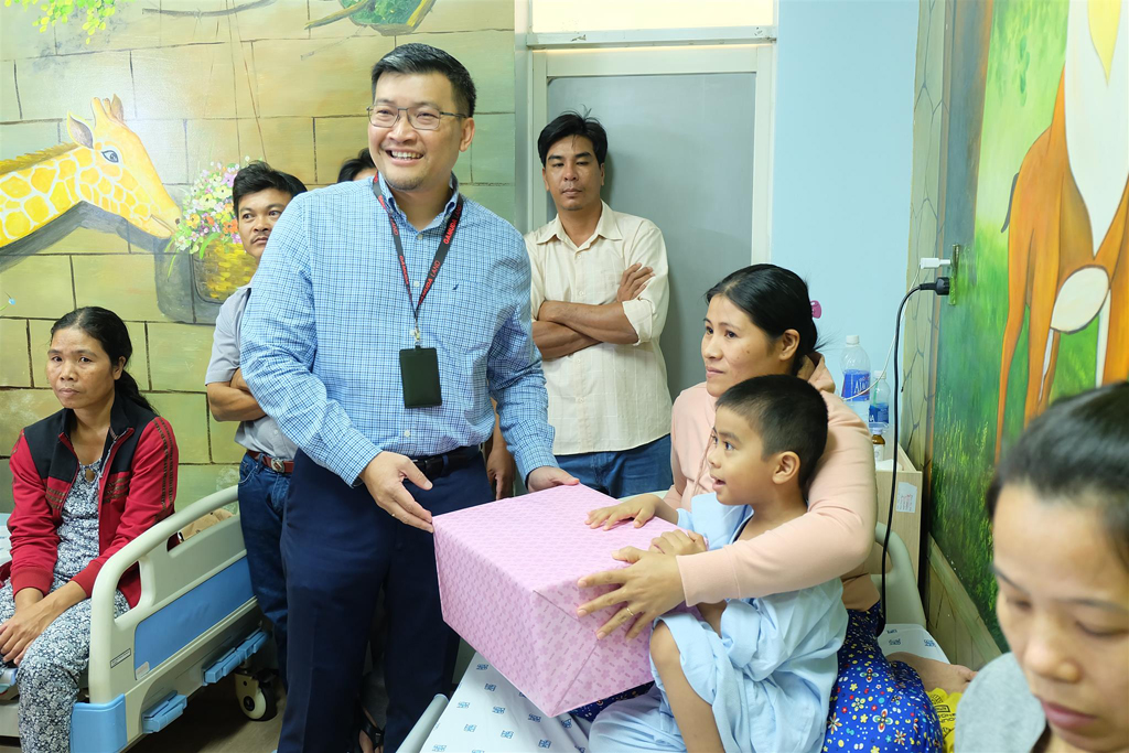 Đại diện Công ty Cổ phần Gamuda Land (TP.HCM) ông Wyeren Yap Vooi Soon - Tổng giám đốc đến thăm các bé hồi phục sau các ca phẫu thuật tim thành công