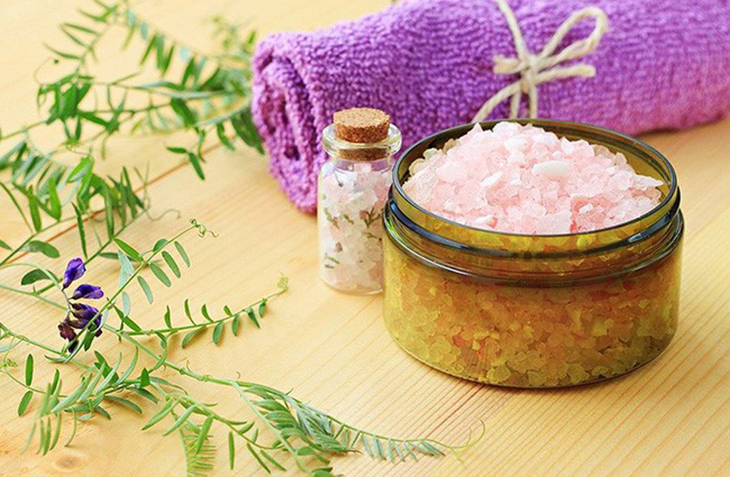 Muối tắm Himalaya kết hợp cùng tinh dầu hoa Lavender thơm dịu nhẹ