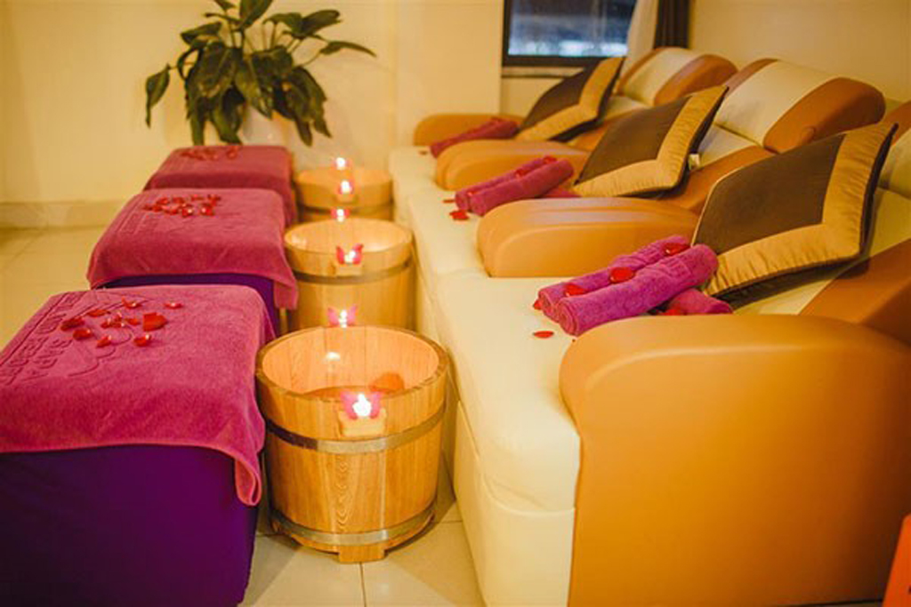 Ghế massage, chậu ngâm chân bằng gỗ do Mai Hân Spa cung cấp