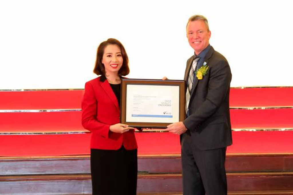Bà Lê Quang Thục Quỳnh - CEO của VUS nhận chứng nhận NEAS từ ông Patrick Pheasant CEO của tổ chức NEAS