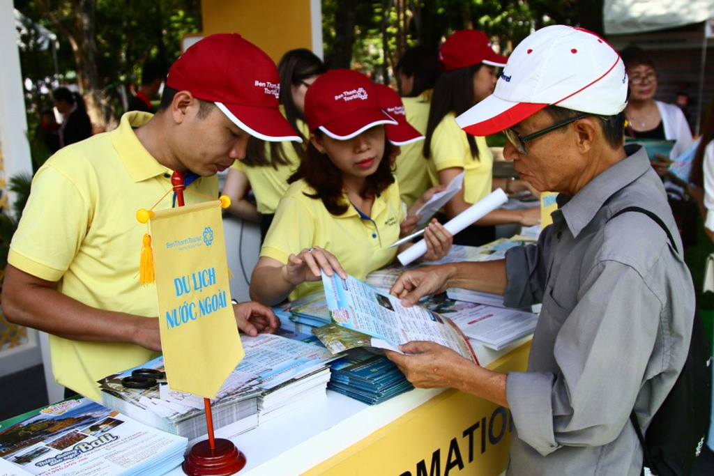 Khách hàng mua tour tại gian hàng BenThanh Tourist