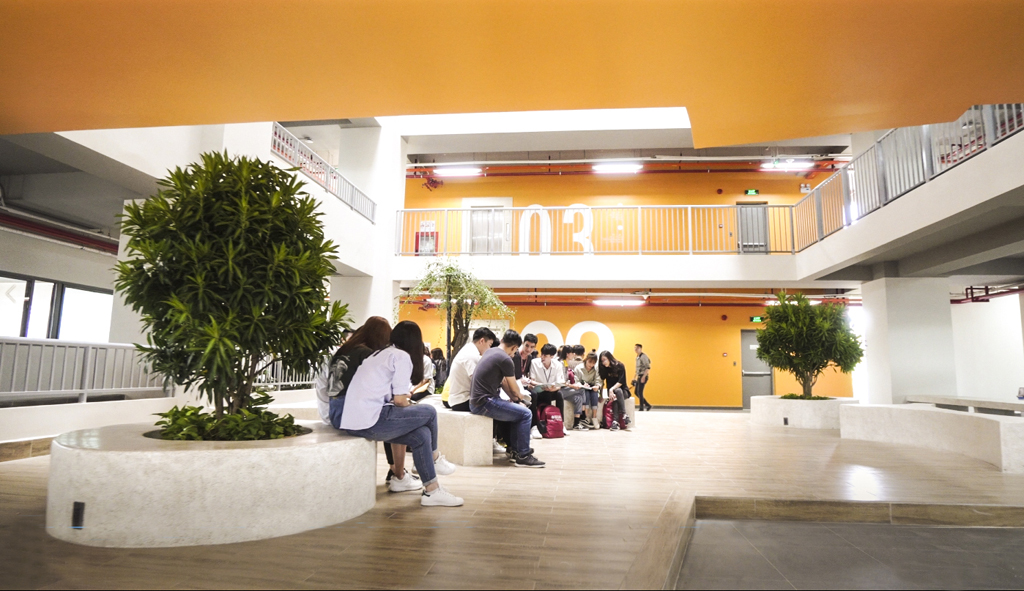 Sinh viên Văn Lang học tập trong tòa nhà mới khánh thành