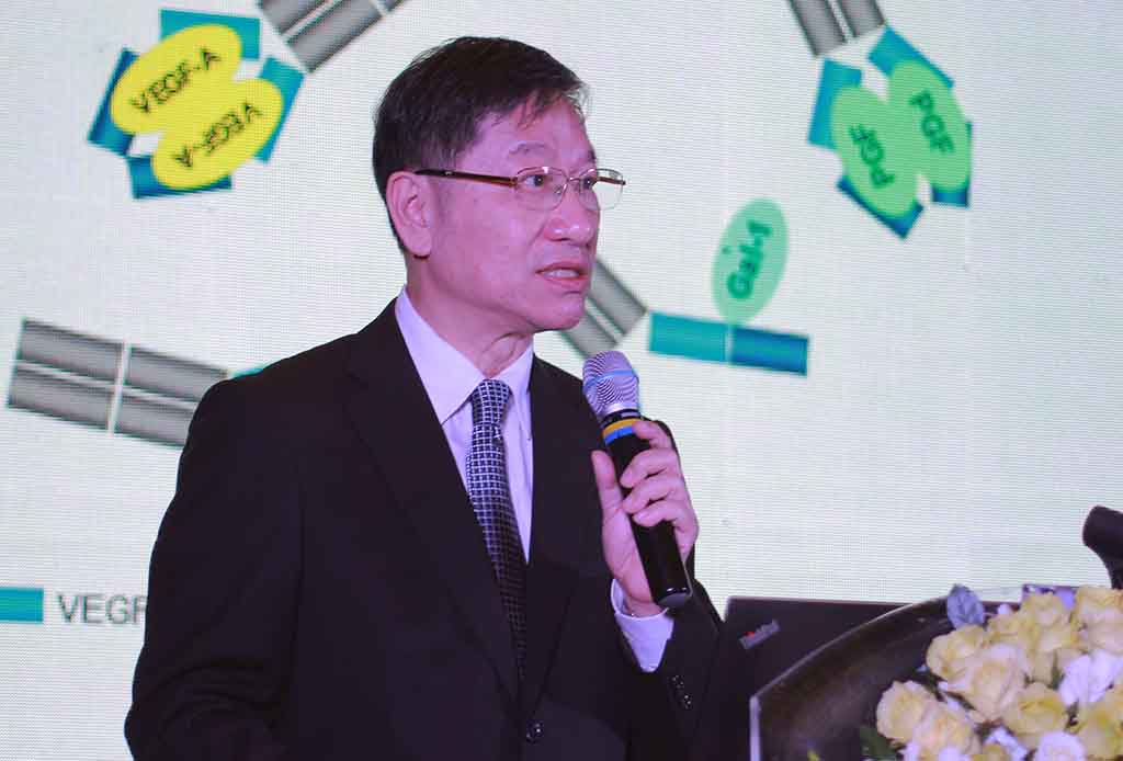 TS-BS Lee J. Chen, Bác sĩ chính - Bệnh viện Mackay Memorial Đài Bắc. Chủ tịch Hội Võng mạc Đài Loan