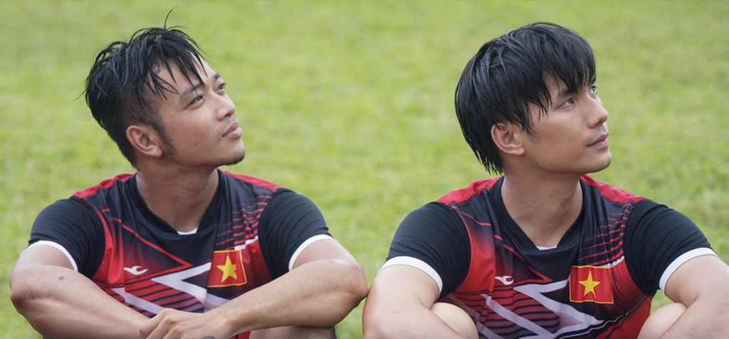 Phong cùng người bạn thân Hùng (Hoàng Phi thủ vai) trên hành trình mang lại niềm hy vọng cho bóng đá Việt
