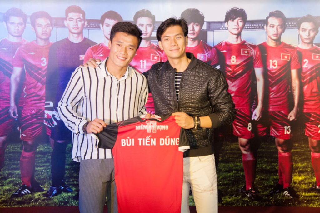 Nhan Phúc Vinh và thủ môn Bùi Tiến Dũng tại sự kiện công chiếu đặc biệt dành cho các cầu thủ U23 Việt Nam
