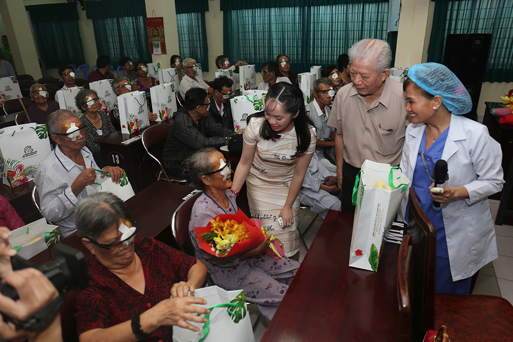 Đại diện Công ty Việt Hưng Phát (bên phải) trao tặng số tiền mổ mắt miễn phí cho 400 bệnh nhân khó khăn thông qua Hội Bảo trợ bệnh nhân nghèo TP.HCM