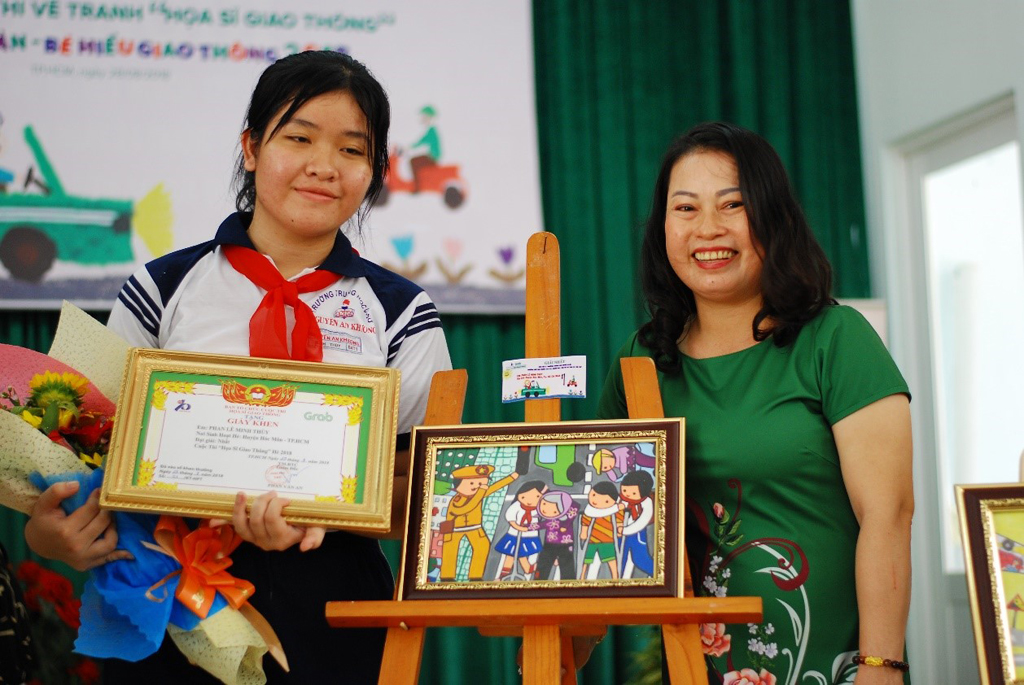 Bé Phan Lê Minh Thùy đạt giải nhất cuộc thi vẽ tranh về an toàn giao thông của Grab và Hãng phim Trẻ phối hợp tổ chức