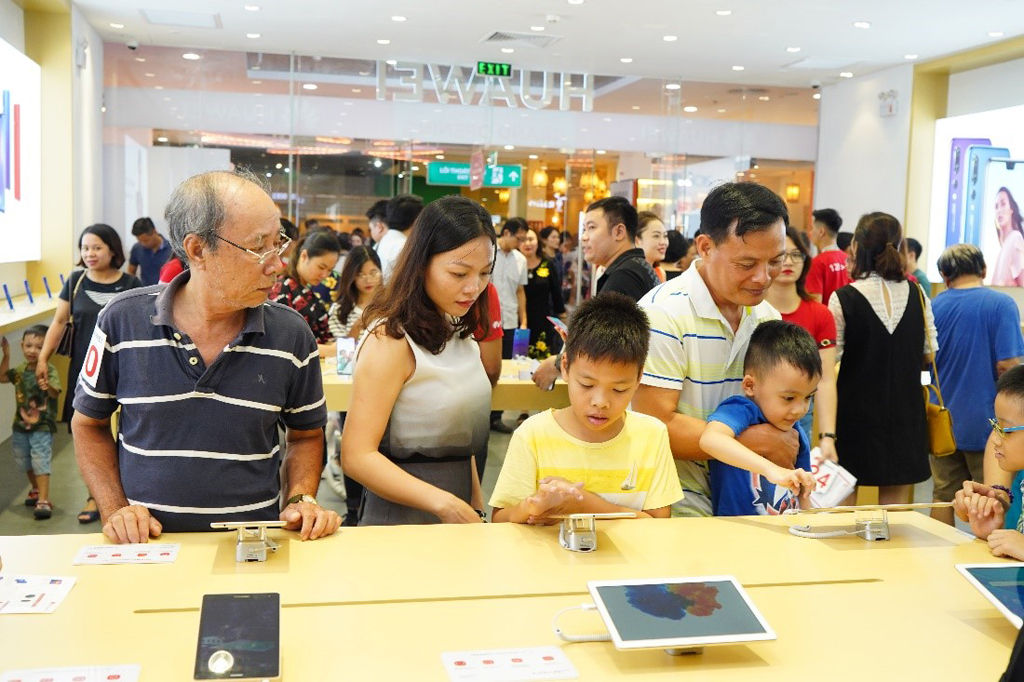 Với sự đa dạng sản phẩm chất lượng và triển khai nhiều ưu đãi hấp dẫn, sự kiện khai trương Cửa hàng Huawei đã thu hút đông đảo khách mua hàng