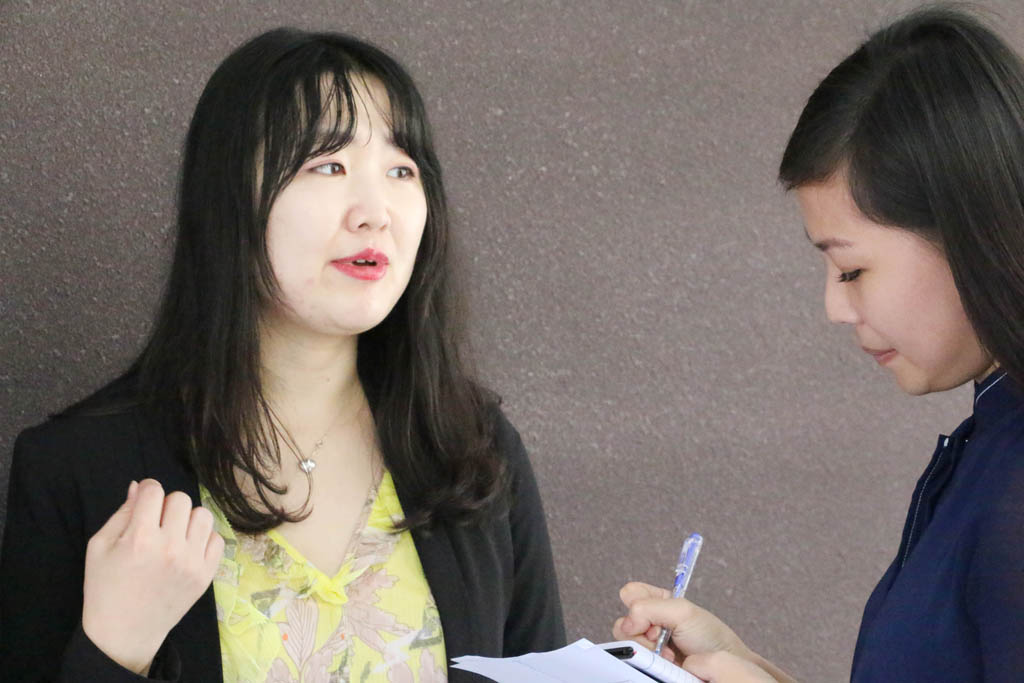 Cô Evi Heun Kim (bìa trái) bày tỏ về lần đầu đến Bình Dương 