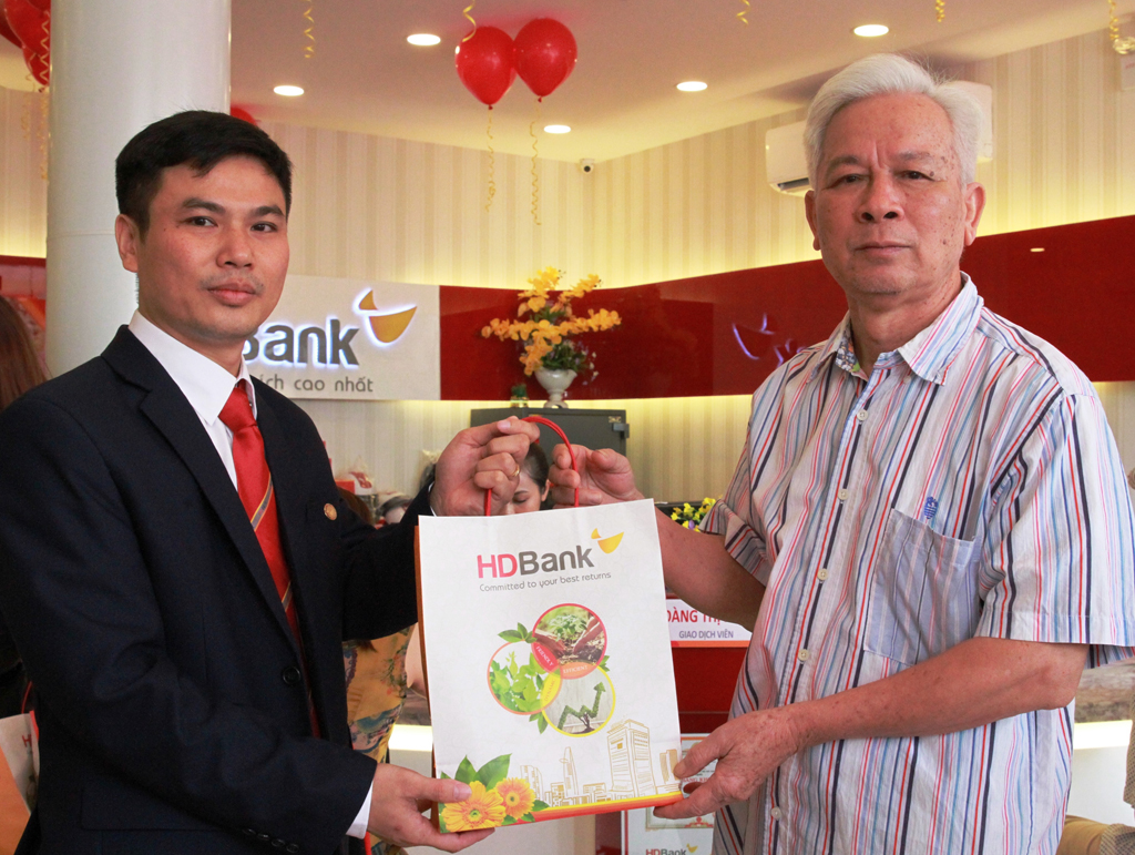 Phần quà ý nghĩa HDBank dành tặng các vị khách đầu tiên đến giao dịch tại Chi nhánh Thái Bình