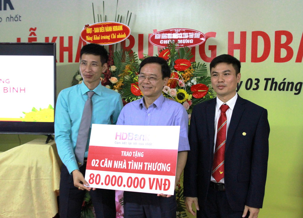 Đại diện HDBank trao bảng tượng trưng nhà tình thương cho ông Phạm Quang Hòa - Phó giám đốc sở Lao động thương binh xã hội tỉnh Thái Bình