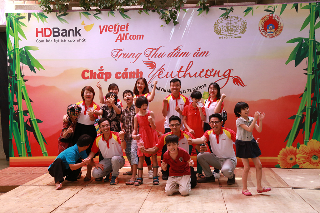 Chương trình “Trung thu chắp cánh - Ấm áp yêu thương” do HDBank tổ chức tại Trung tâm Bảo trợ Trẻ tàn tật mồ côi Thị Nghè TP.HCM