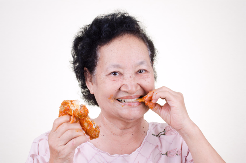 Người trung niên có thể ăn uống thoải mái hơn với răng Implant bền chắc