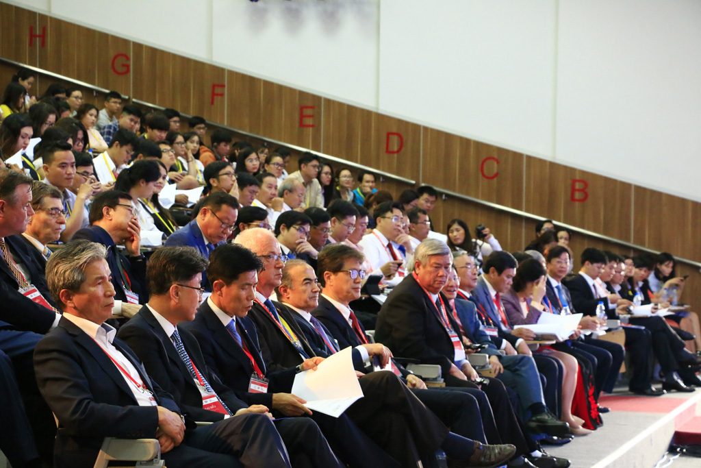 Các đại biểu tham gia diễn đàn