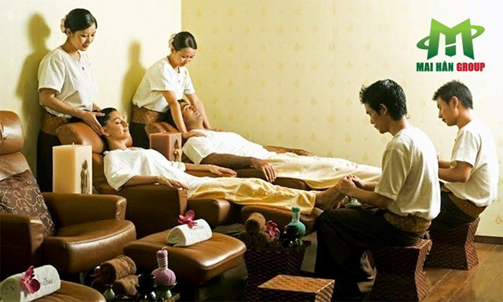 Khách hàng thư giãn cùng ghế foot massage tại spa