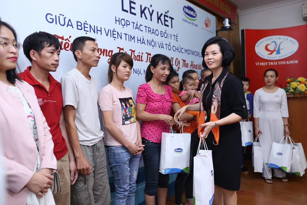 Bà Bùi Thị Hương - Giám đốc Điều hành Vinamilk tặng quà cho gia đình bệnh nhi được điều trị trong năm nay