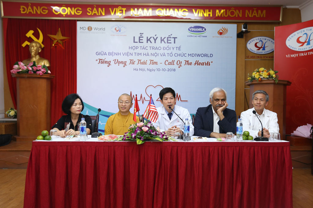 Đại diện Bệnh viện tim Hà Nội, tổ chức MD1World và hai nhà tài trợ trao đổi với phóng viên và gia đình bệnh nhi tại buổi lễ ký kết