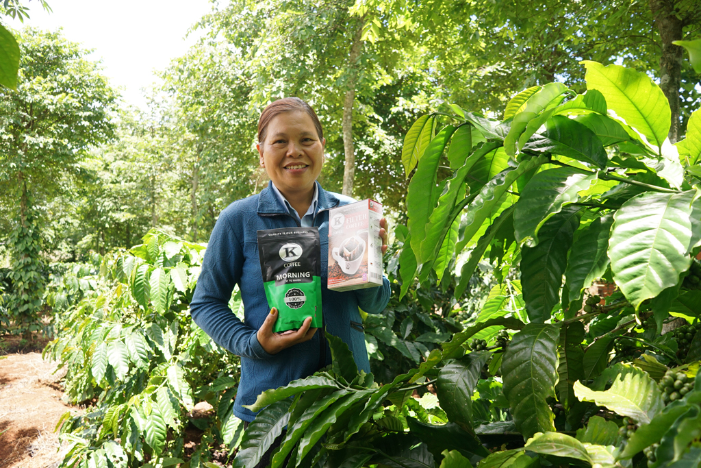 Chị Bích Thụ - Hộ nông dân tham gia chương trình trồng cà phê tiêu chuẩn UTZ