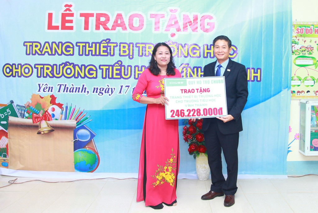 Ông Nguyễn Hồng Sơn, Phó tổng giám đốc Chubb Life Việt Nam trao tặng thiết bị dạy và học cho đại diện Trường Tiểu học Số 2 Vĩnh Thành (Nghệ An)