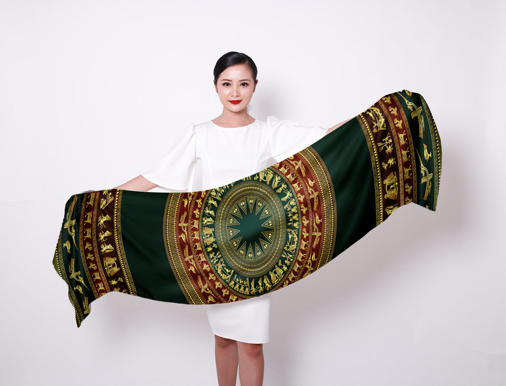 Sản phẩm khăn lụa Nhasilk với họa tiết đậm bản sắc Việt Nam