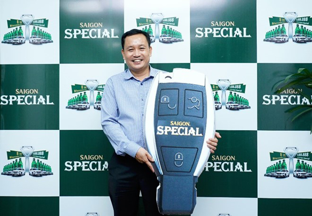 Anh Trần Xuân Sinh - vị khách hàng may mắn đầu tiên trúng thưởng xe sang 