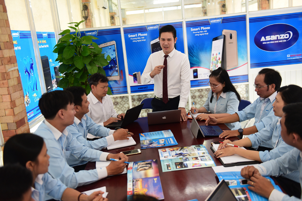 Ông Phạm Văn Tam trong cuộc họp với các nhân sự cao cấp của công ty