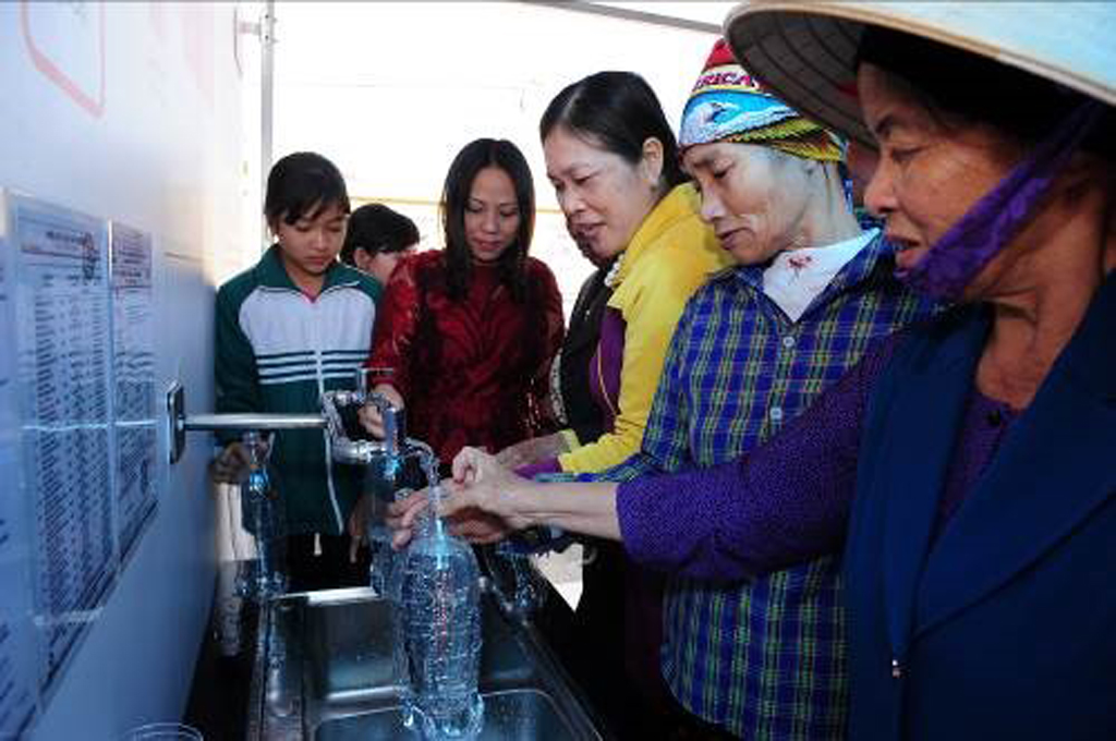 Người dân Hạ Long hồ hởi đón nước sạch từ EKOCENTER