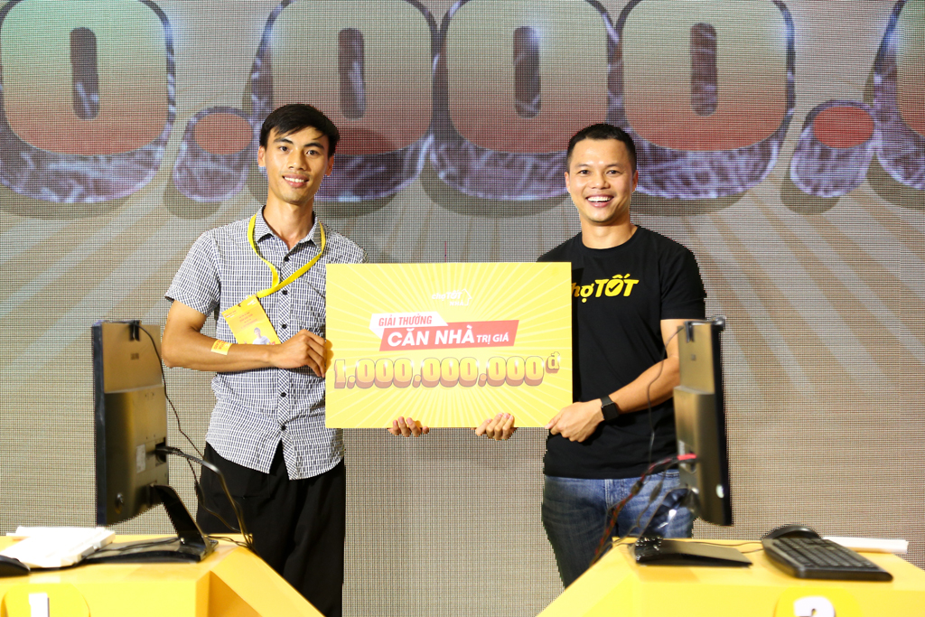 Ông Nguyễn Trọng Tấn, Giám đốc kinh doanh của Chợ Tốt (bên phải) trao giải thưởng cho người chiến thắng (bên trái)
