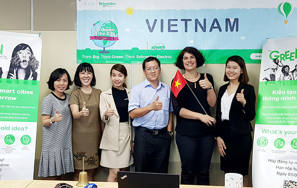 Nguyễn Thị Thanh (bìa phải) và Đoàn Thị Thu Hà (thứ 3 từ trái sang) chụp hình lưu niệm cùng Ban tổ chức Cuộc thi Go Green In The City 2018