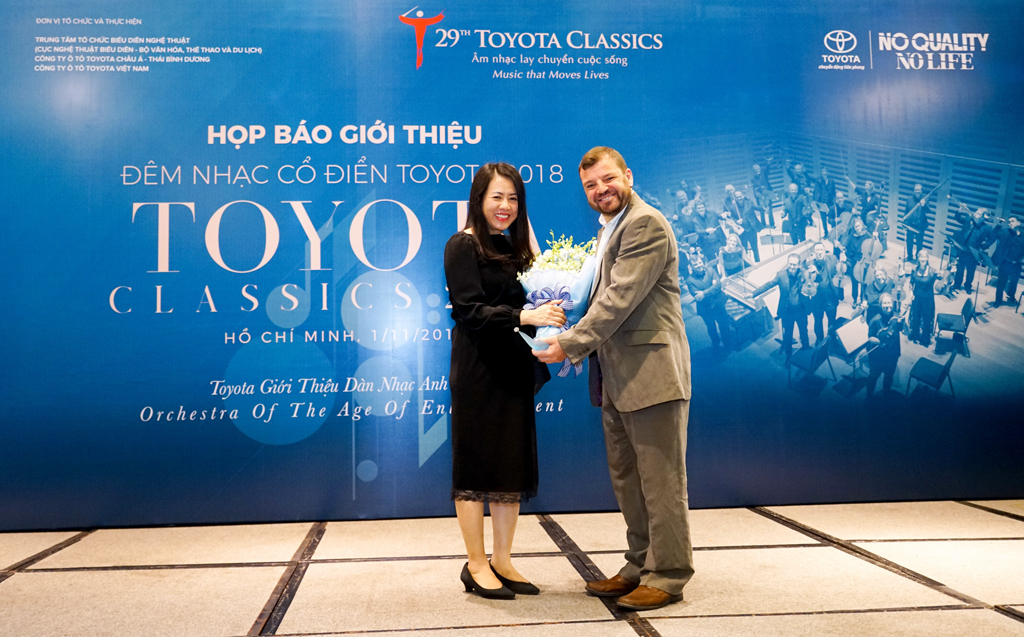 2-Bà Đỗ Thu Hoàng Phó TGĐ TMV trao tặng hoa cho đại diện Dàn nhạc