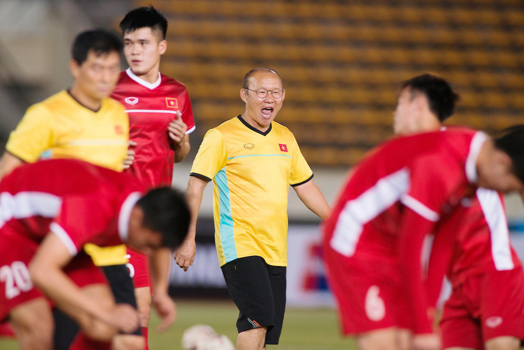 Park Hang Seo và các cầu thủ đang tích cực chuẩn bị cho trận gặp Malaysia - đối thủ khó chơi nhất của Việt Nam tại bảng A