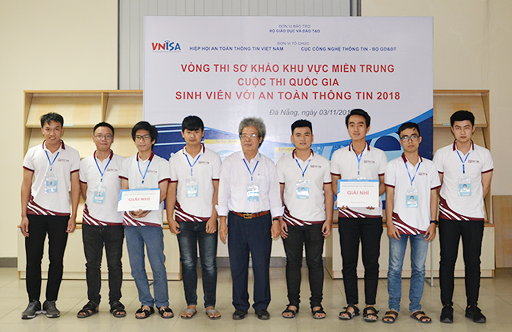 Ban Tổ chức trao giải Nhì cho 2 đội ISITDTU2 và ISITDTU3 đến từ ĐH Duy Tân