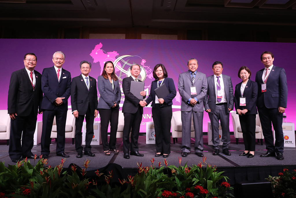 Hội đồng tư vấn kinh doanh ASEAN đã chứng kiến Lễ trao Biên bản ghi nhớ giữa Tập đoàn T&T Group, đại diện bởi ông Doãn Tuấn Anh, Phó tổng giám đốc (thứ năm từ trái sang) và Tập đoàn YCH, đại diện bởi bà Chan Yoke Ping, Giám đốc khu vực (thứ năm từ phải sang) 