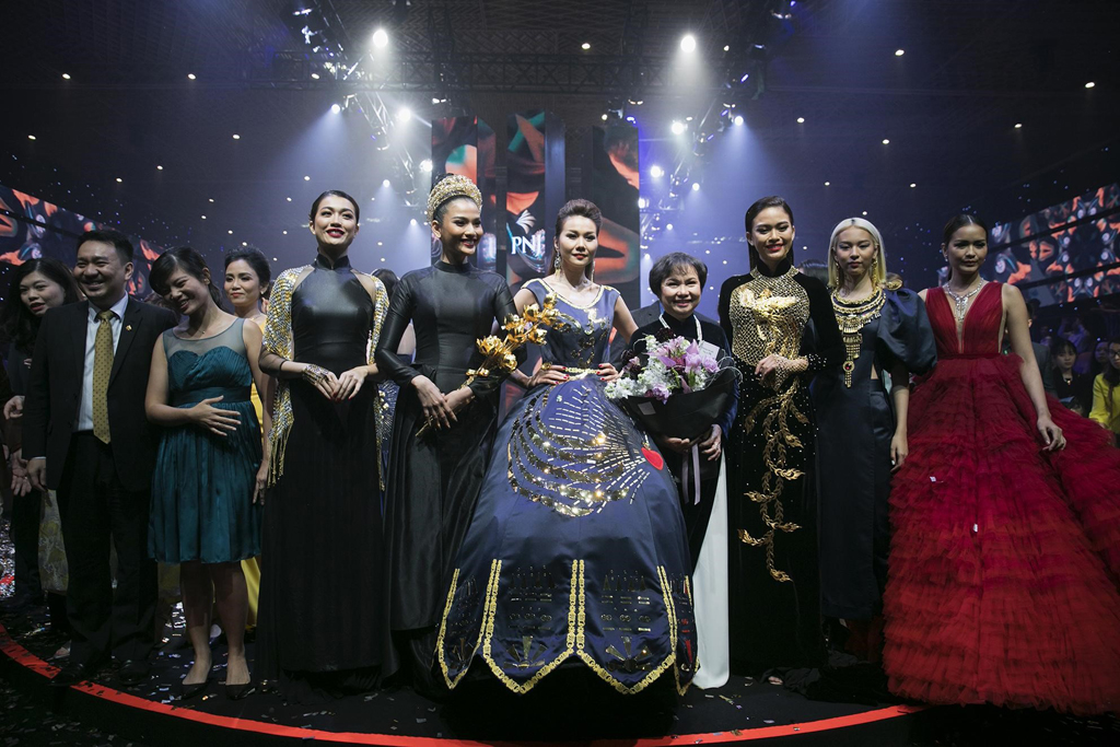 Bà Cao Thị Ngọc Dung cùng dàn người mẫu trình diễn trong Fashion show PNJ A Magical Journey