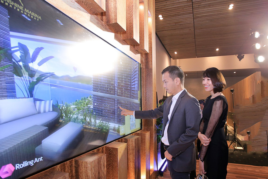 Khu trải nghiệm với màn hình tương tác ảo thông minh và công nghệ 3D Interactive giúp khách hàng tận mắt “mục sở thị” từng chi tiết trong căn hộ