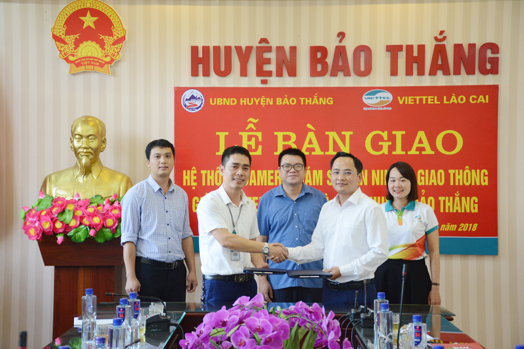 Đại diện Viettel Lào Cai và UBND H.Bảo Thắng ký biên bản bàn giao và tiếp nhận hệ thống Vcam 