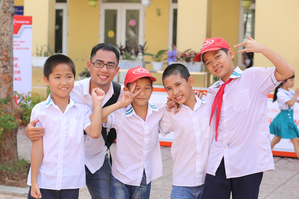 Hay nhiếp ảnh gia Đinh Chí Trung, tác giả của nhiều bộ ảnh truyền cảm hứng về trẻ em Việt cũng đã chung tay trong hành trình của Lifebuoy tại các trường tiểu học