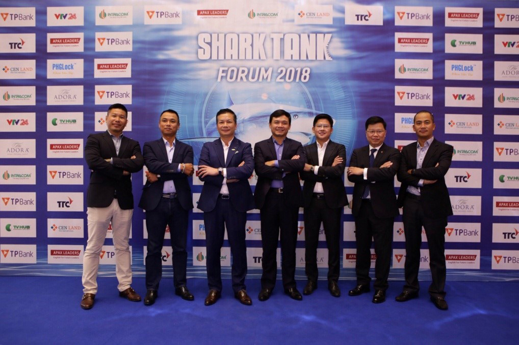 Tổng giám đốc TPBank, ông Nguyễn Hưng (đứng thứ hai từ phải qua) cùng các Shark và diễn giả tại Shark Tank Forum