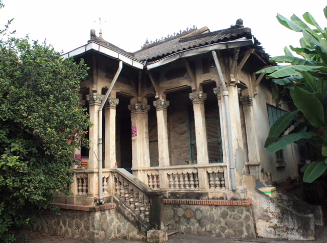 Một biệt thự cổ trên đường Hồng Bàng, P.6, Q.5 đang xuống cấp nghiêm trọng 